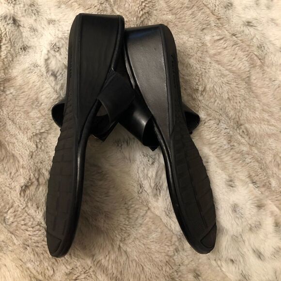 : : COLE HAAN OS GRAND Thong Sandals with Gold Tone Block Square Logo Detail : : - Picture 13 of 15